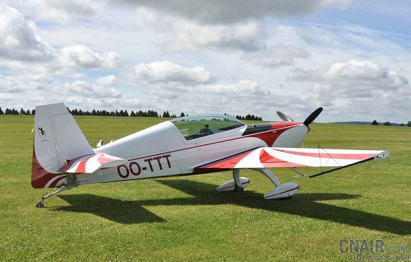 Extra Flugzeugbau EA300 是一架具有极限竞技能力的双座特技单引擎飞机。它是由曾获得德国殊荣的Walter Extra 于1987年设计的,并由ExtraFlugzeubau 公司制造。 Extra 300 是在 Extra 230 的基础上设计的,Extra 230 是90年代早期的单引擎飞机,其机翼是木制的。Extra 300 机身是由焊接钢管作为骨架,铝和织布作为外壳。中部机翼的外壳是由碳纤维晶石基复合材料和碳复合物制成的。对称机翼入射角零角度的设计,使飞机在竖直飞行和反